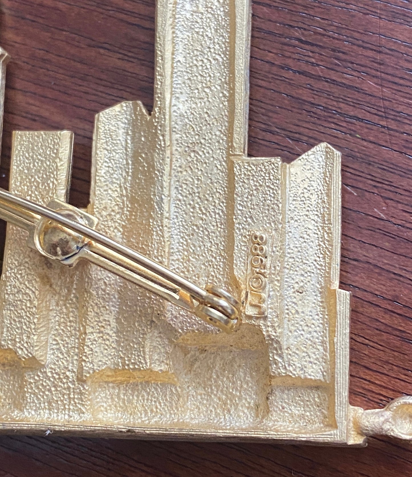 Vintage Signed 1988 Brushed Goldtone New York City Skyline Brooch Pin