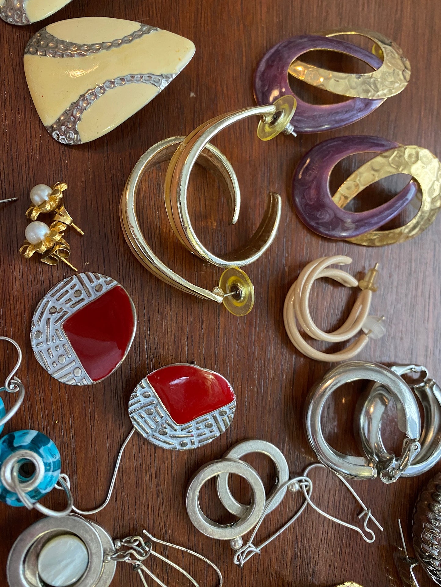 Lot of 18 Pairs of Pierced Earrings Metal Enamel 80's Rhinestone Gold Silver Dangly