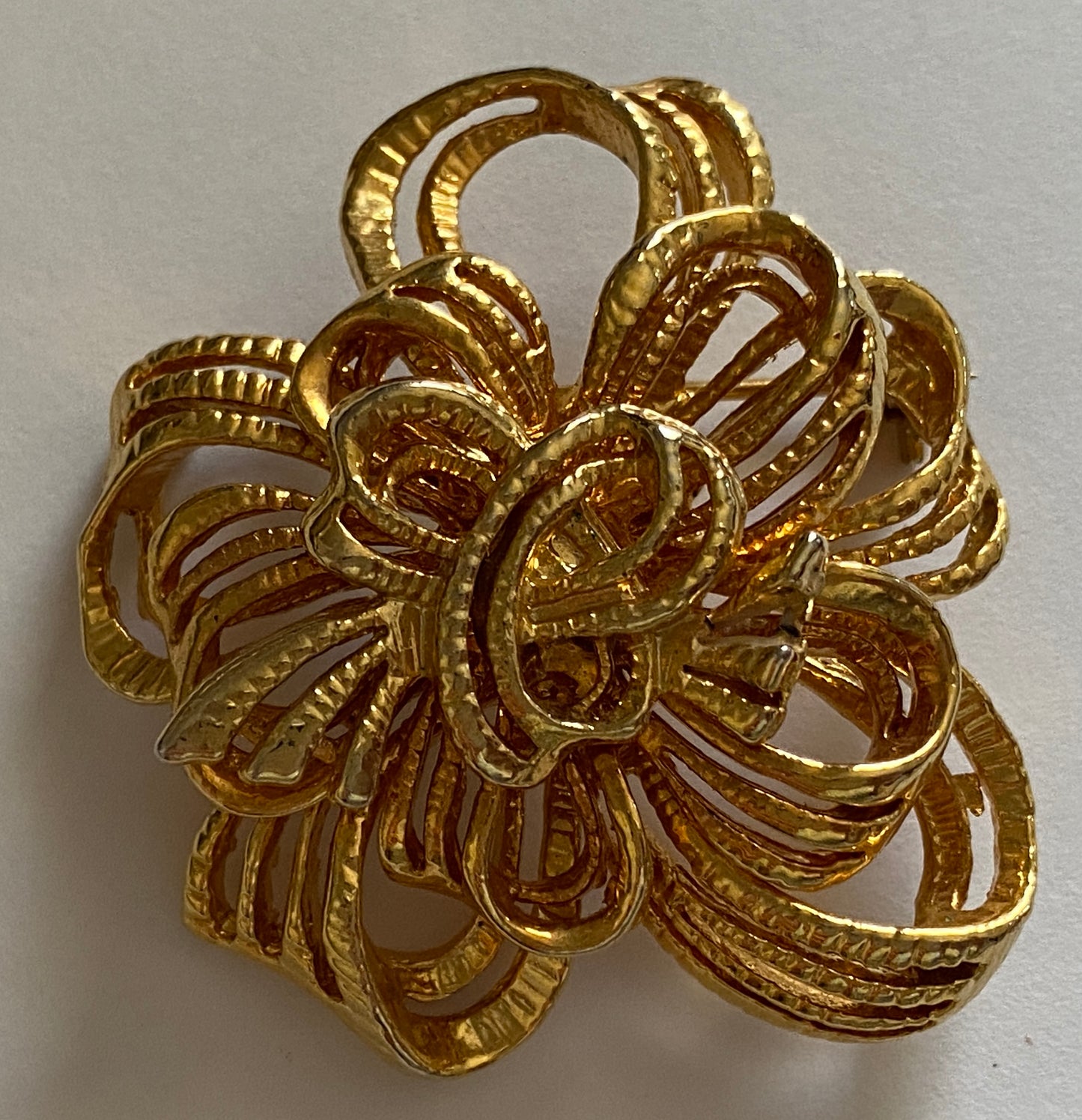 Vintage Gold Tone Metal Wreath Bow Large Brooch Pin
