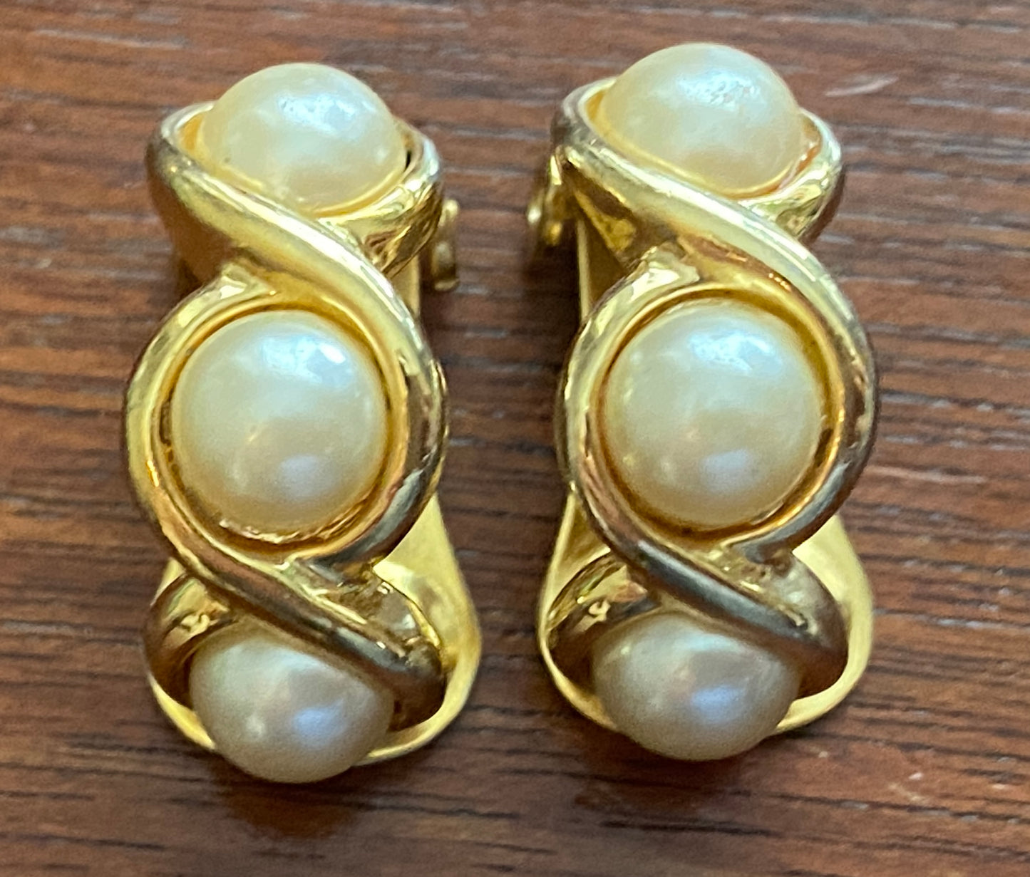 Vintage Gold Tone Metal Faux Pearl Cabochon Clip on Earrings