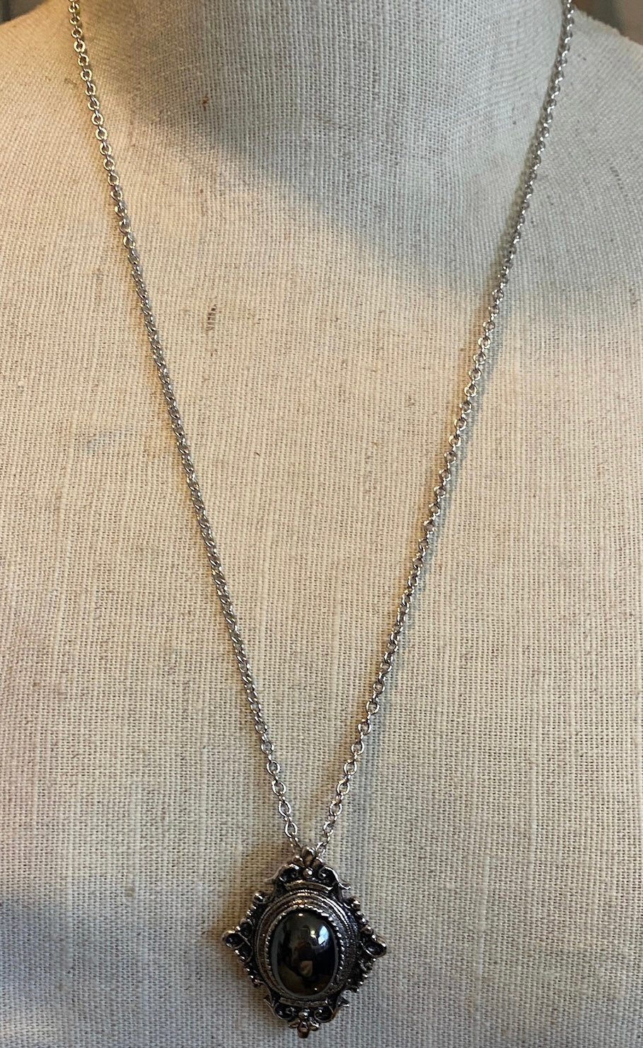 Vintage Victorian Style Sarah Coventry Gray Cabochon Pendant Necklace Silver Tone