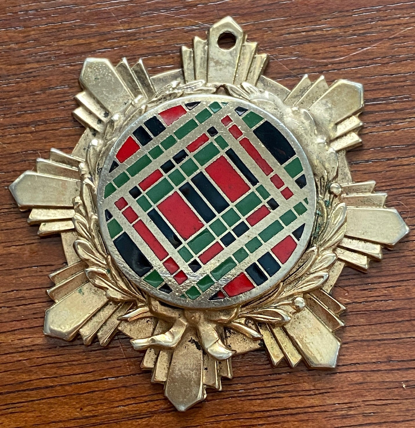 Vintage Metal Starburst Wreath Laurel Plaid Enamel Necklace Pendant