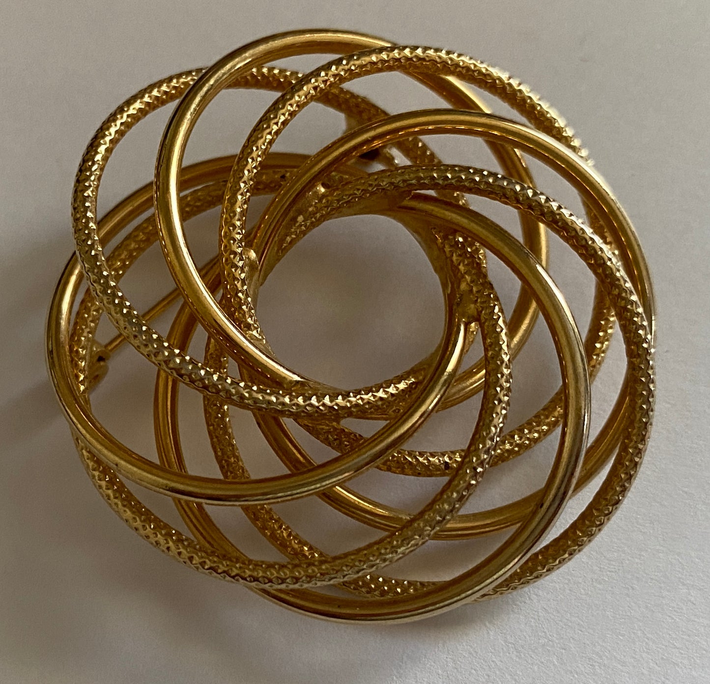 Vintage Good Tone Metal Circle Knot Infinity Brooch Pin