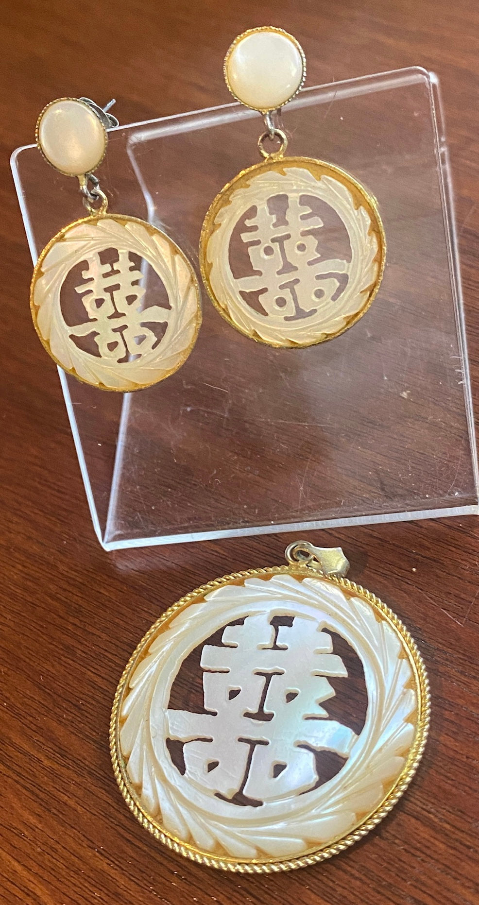 Vintage MOP Mother of Pearl Carved Asian Character Set Earrings Pendant Gold Tone
