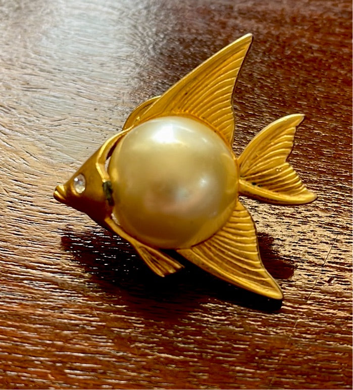JJ Jonette Jewelry Goldtone Brooch Pin Fish w Faux Pearl Rhinestone