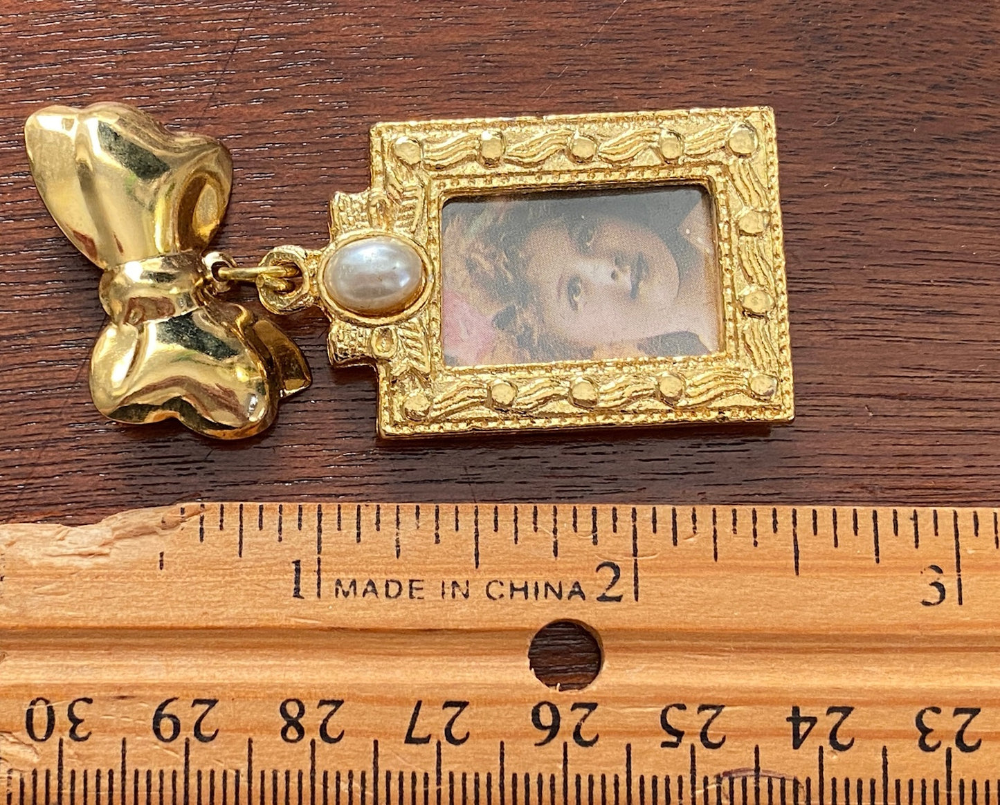 Victorian Style Gold Tone Faux Pearl Frame Picture Brooch Pin Ribbon