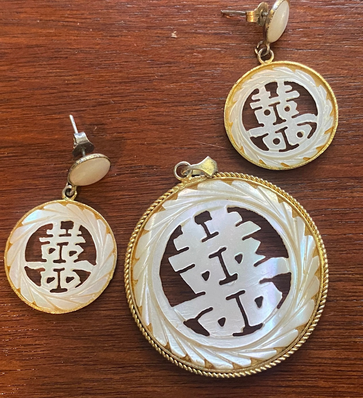 Vintage MOP Mother of Pearl Carved Asian Character Set Earrings Pendant Gold Tone