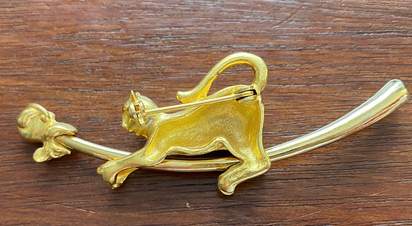 Vintage Cat Mouse on a Limb Brushed Matte Gold Tone Brooch Pin