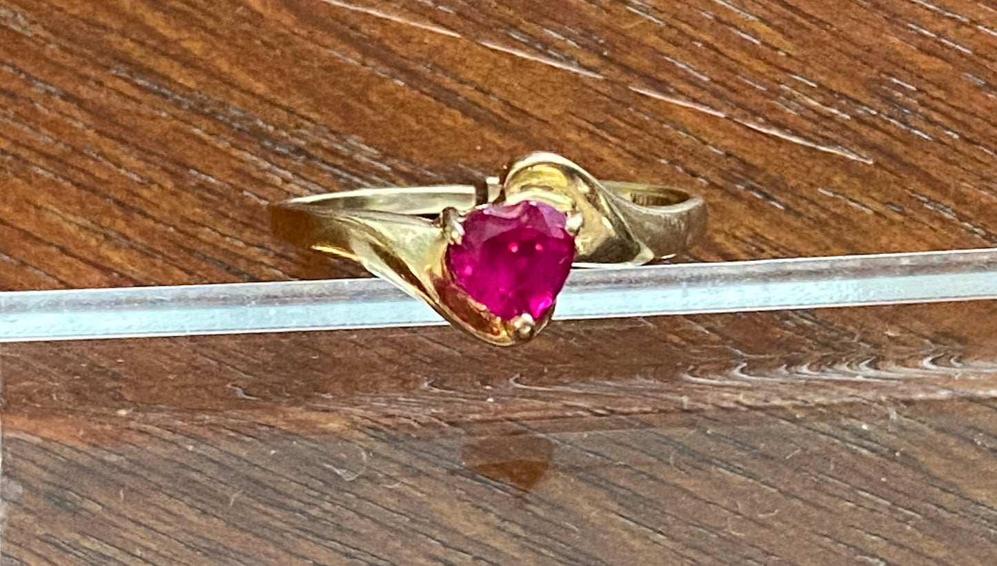 10k Yellow Gold Ruby Heart Ring Sz 7 Signed GTR AS IS