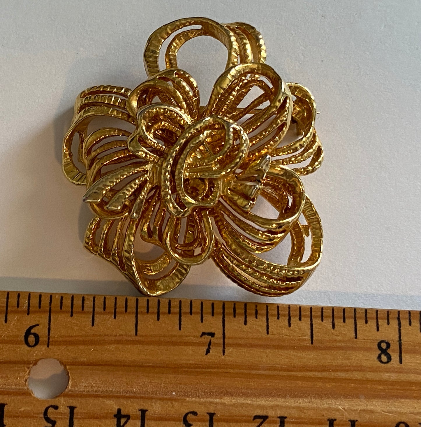 Vintage Gold Tone Metal Wreath Bow Large Brooch Pin