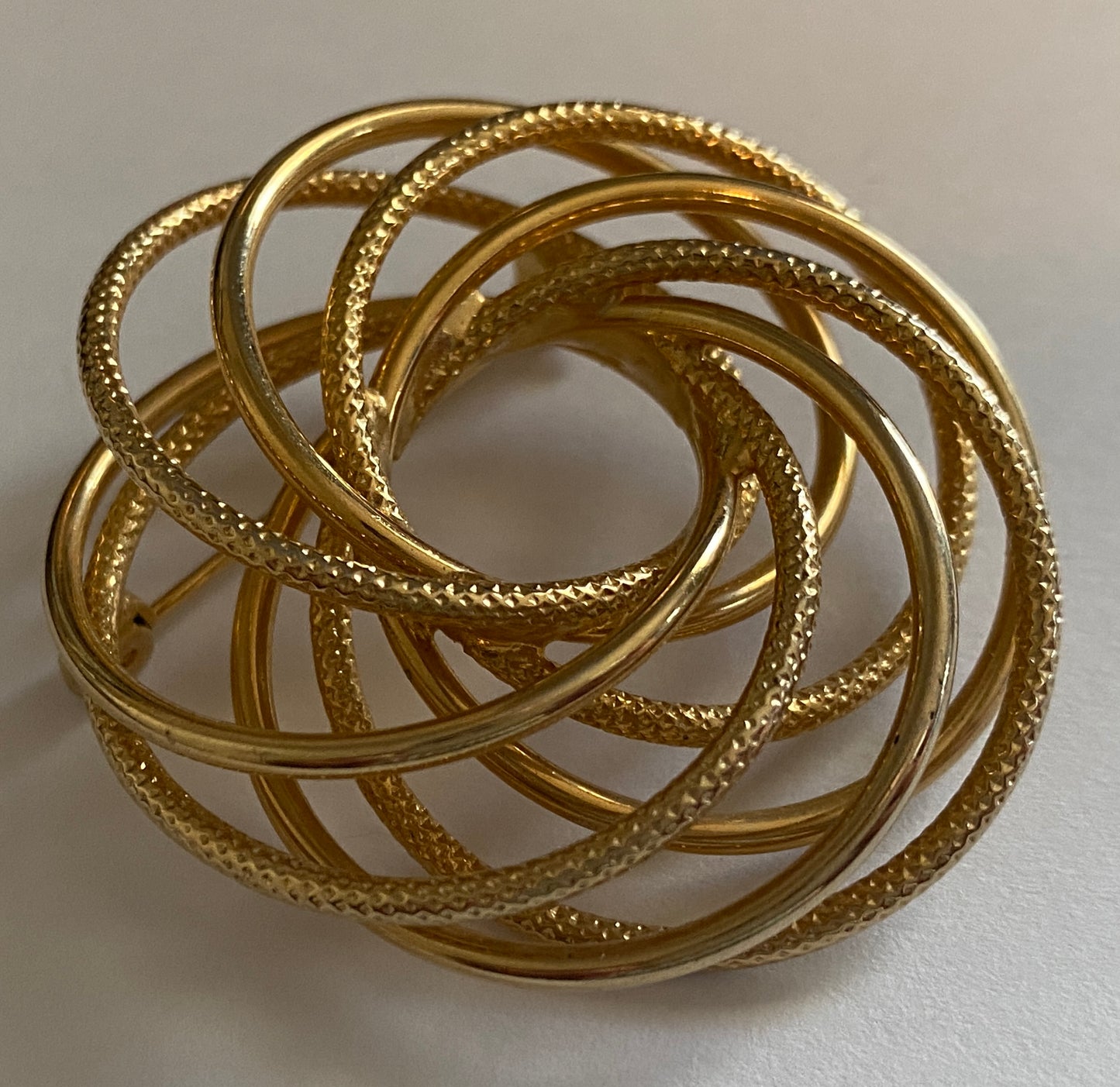 Vintage Good Tone Metal Circle Knot Infinity Brooch Pin