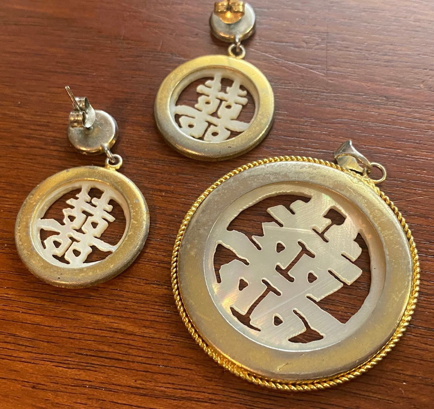 Vintage MOP Mother of Pearl Carved Asian Character Set Earrings Pendant Gold Tone