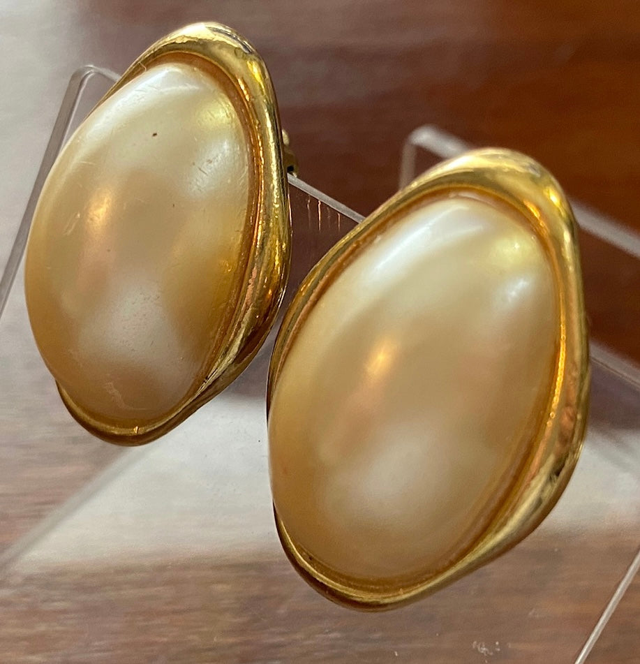 Vintage Signed Trifari Gold Tone Faux Pearl Cabochon Clip On Earrings