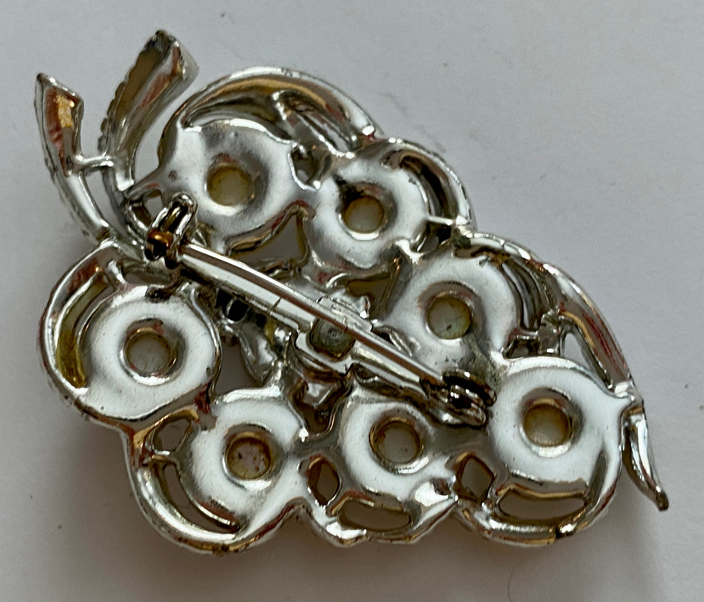 Vintage Silvertone Metal MOP Mother of Pearl Grape Cluster Brooch Pin