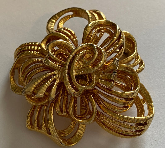 Vintage Gold Tone Metal Wreath Bow Large Brooch Pin