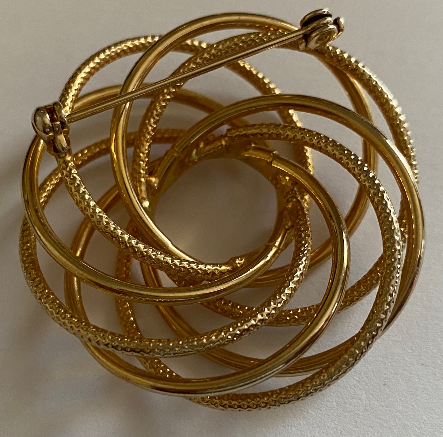 Vintage Good Tone Metal Circle Knot Infinity Brooch Pin