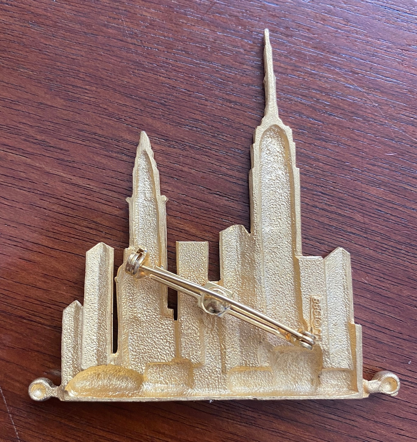 Vintage Signed 1988 Brushed Goldtone New York City Skyline Brooch Pin