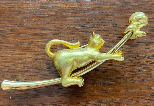 Vintage Cat Mouse on a Limb Brushed Matte Gold Tone Brooch Pin