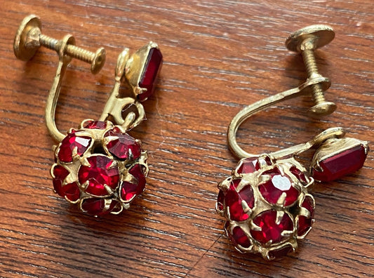 Vintage Weiss Gold Tone Metal Red Rhinestone Ball Drop Earrings Screwback